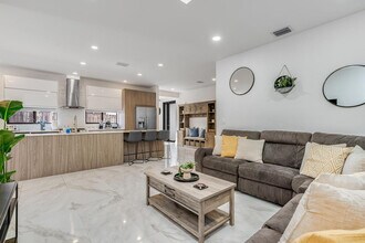 Building Photo - 826 SW 14th Ct