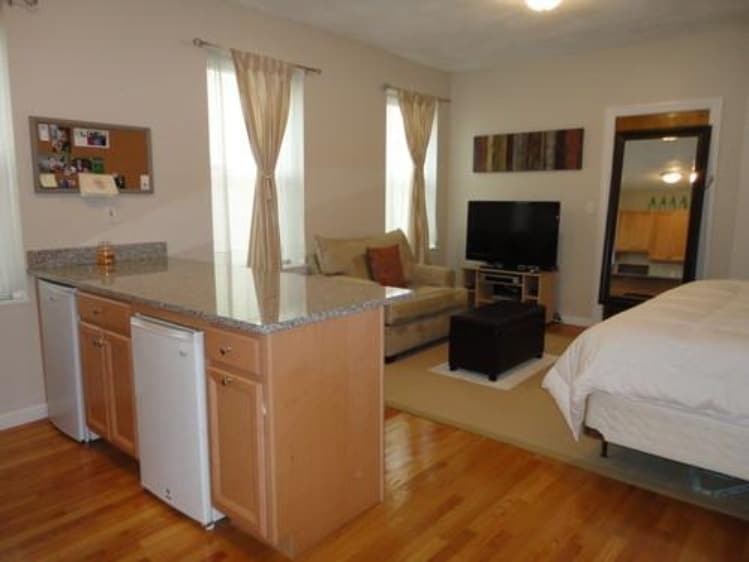 Primary Photo - Available 5/1 Studio right on Commonwealth...