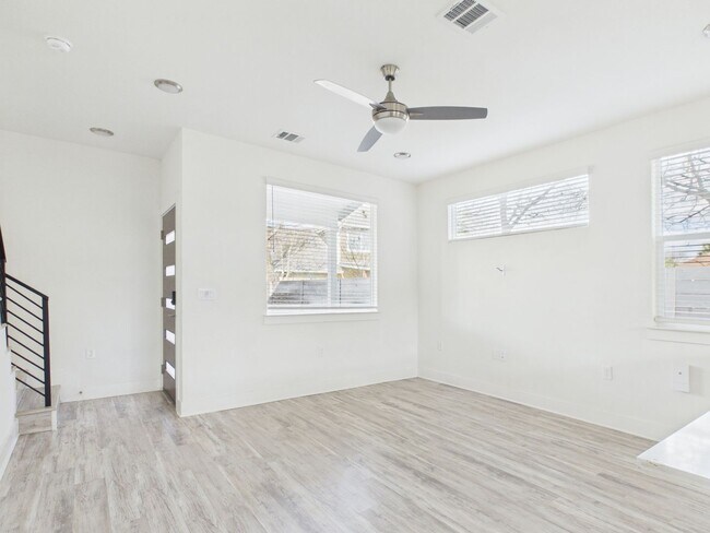 Foto del edificio - Modern Freestanding Condo with Private Yard Near Downtown Austin