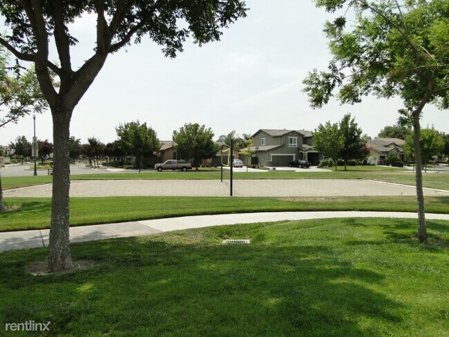 Building Photo - 4 br, 3 bath House - Four Corners Ct.