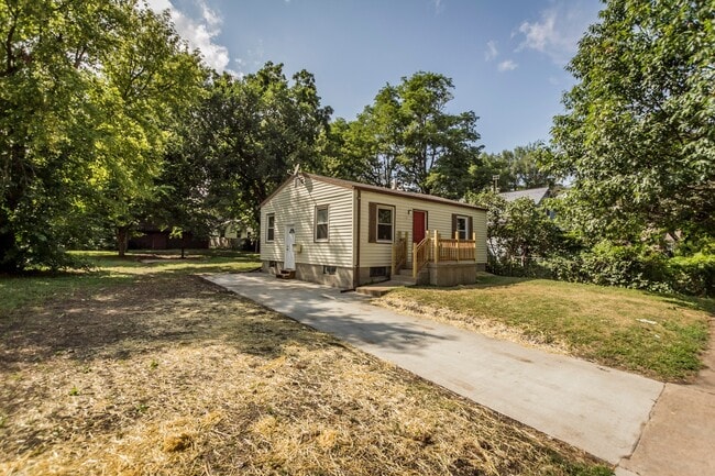 Building Photo - Cozy 2 Bedroom House