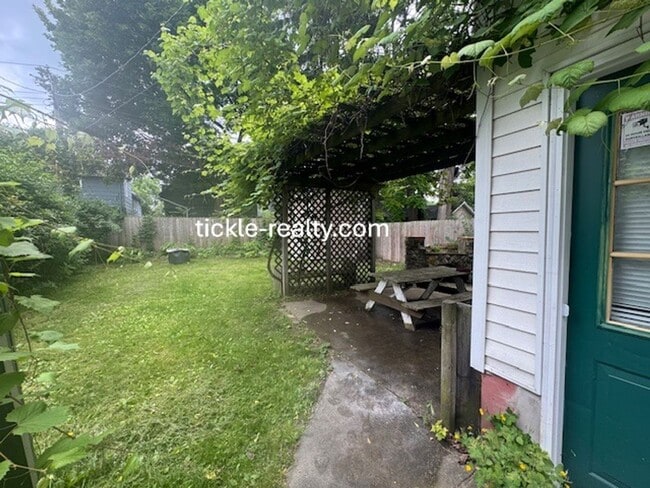 Building Photo - Large 5 Bedroom 2 Bath Single Family Home!...