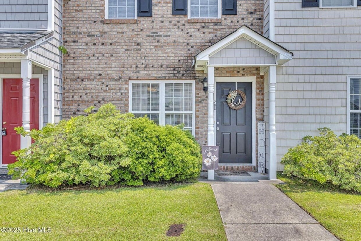 Primary Photo - Very Well Maintained Townhome In Carolina ...