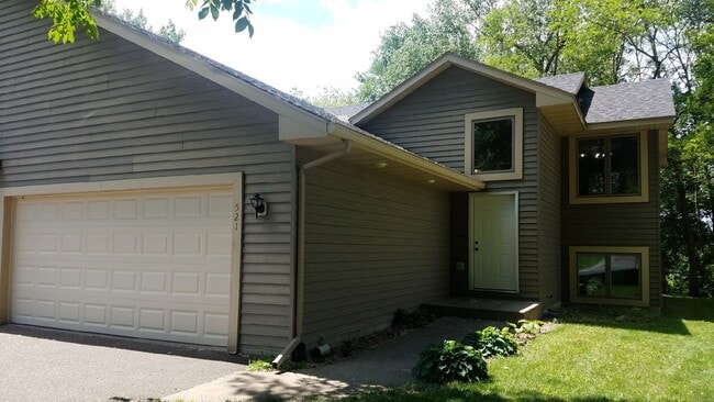 Building Photo - 3 Bedroom Twin home