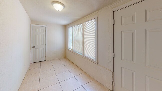 Foto del edificio - Coming Soon! Single Family 1/1 home for lease with large lot and 1 car garage!
