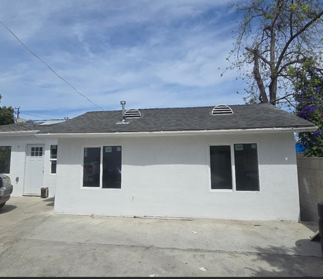 Building Photo - 1319 E 59th Pl