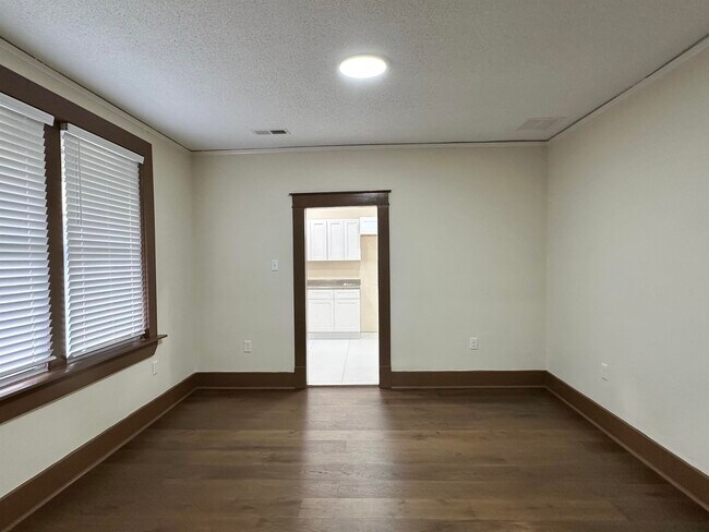 Building Photo - 492 Lundee St