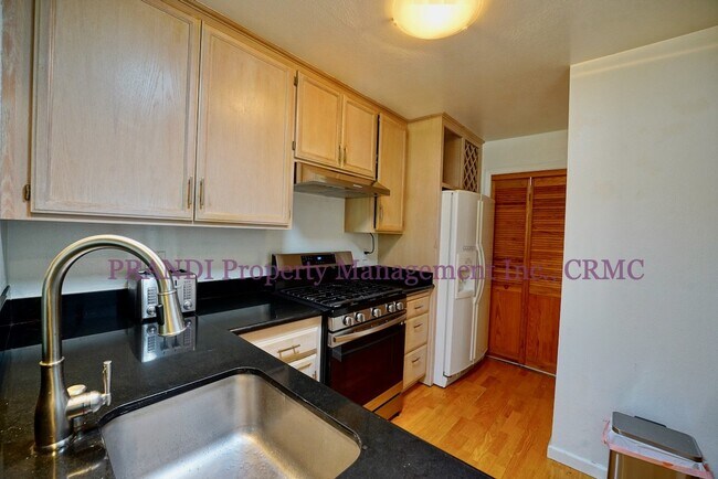 Building Photo - San Rafael End Unit Condo, Near Waterway w...