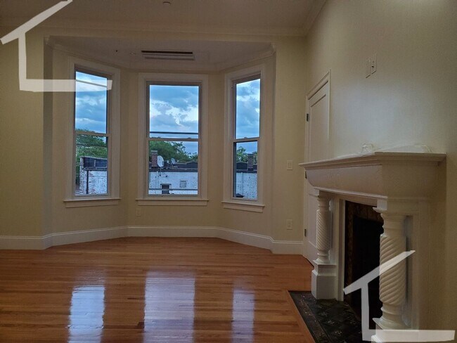 Foto del edificio - Coolidge Corner Area, In-Unit Washer and Dryer,  Parking for Rent