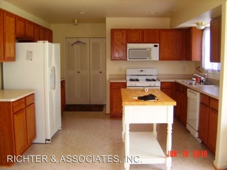 Building Photo - 7165 Maplelawn Dr