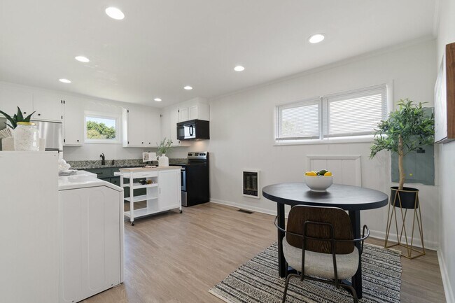 Foto del edificio - 2 Bed/ 1 Bath Cottage in Charlotte Park, Fenced Yard and Pet Friendly