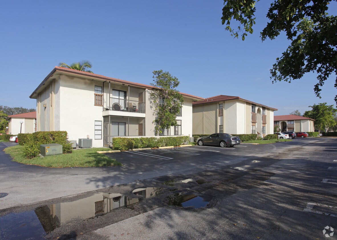 Cypress Trace Condo Apartments in Coral Springs, FL