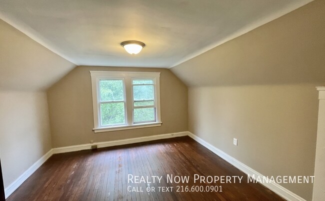 Building Photo - Cleveland Heights 1 bedroom 3rd Floor