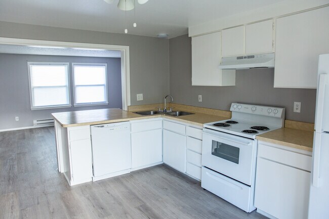 Cocina con vista a la sala familiar - 3595 S King St
