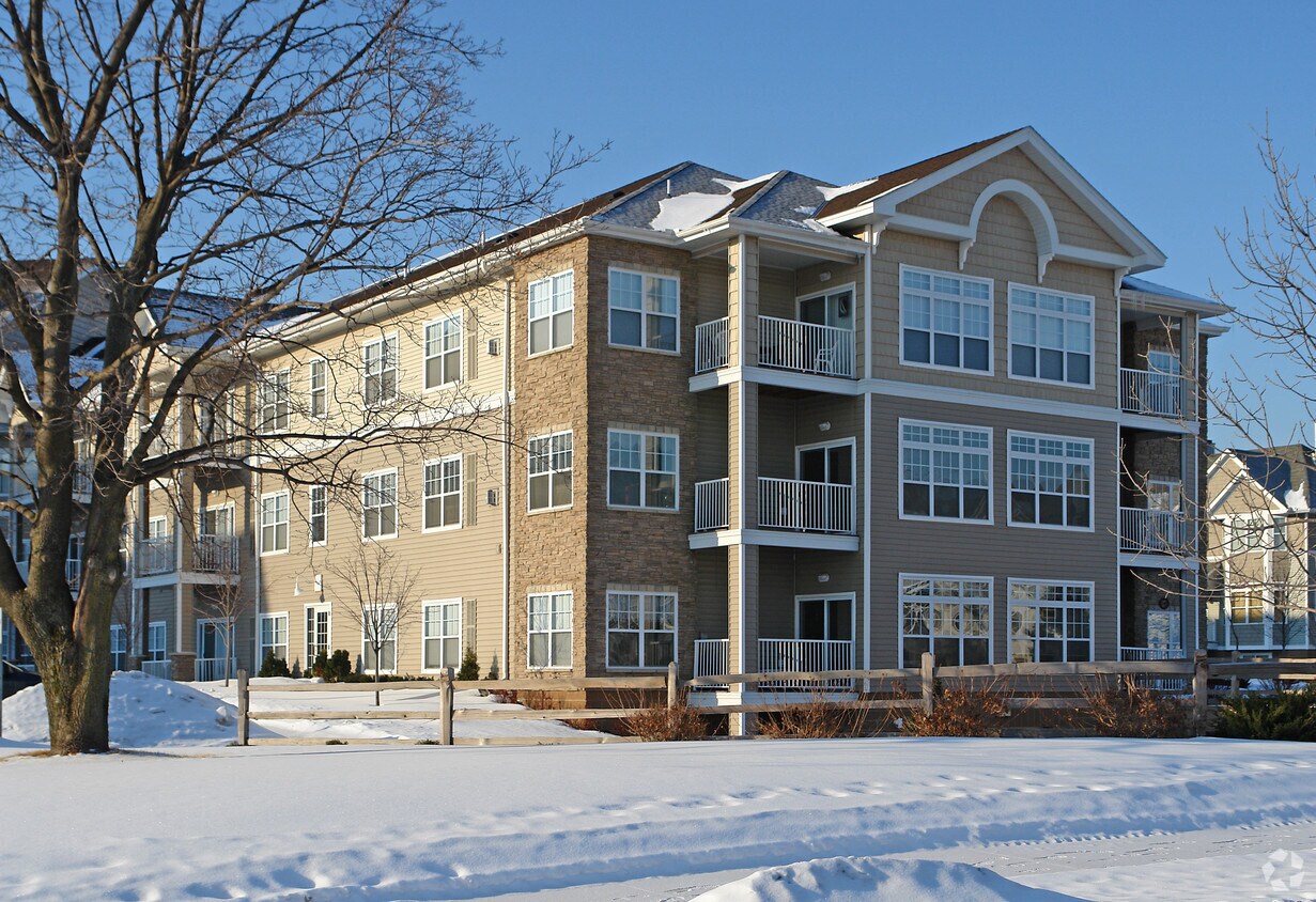 Applewood Pointe Apartments in Roseville, MN