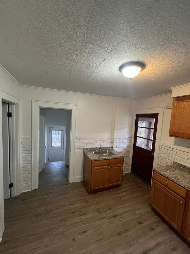 Foto del edificio - 3-Bed Home w/ Driveway & Enclosed Porches – Convenient Rochester Location