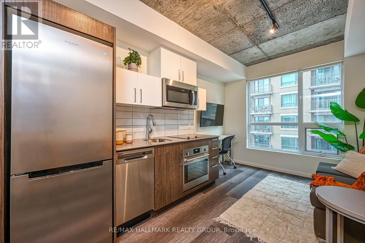 Primary Photo - 211-1211 Besserer St