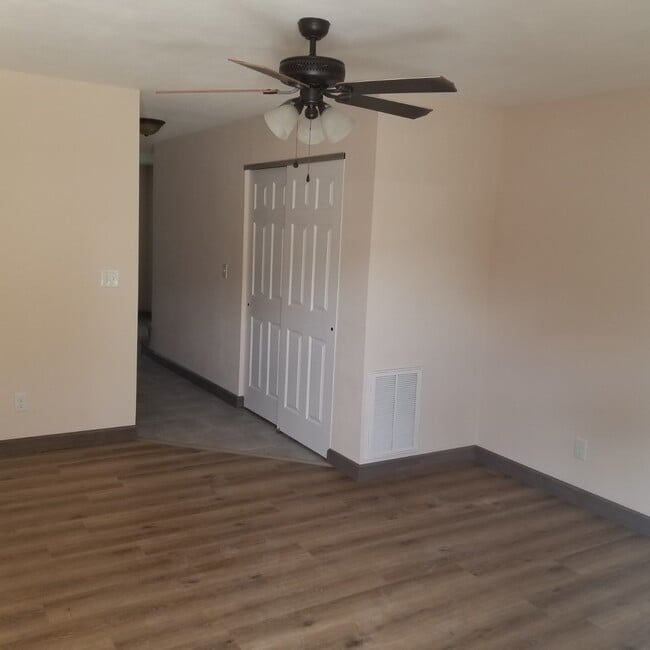 Building Photo - 415 Meadow Dr