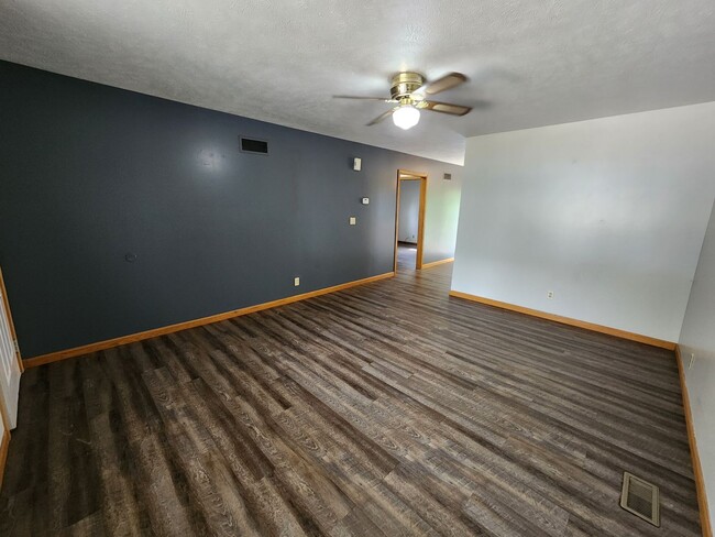 Building Photo - 3 Bedroom in Mackinaw!