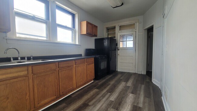 Foto del edificio - 7842 S Bennett Ave