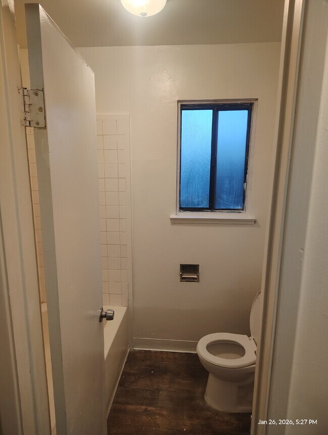 Foto del edificio - Updated interior - must see! Controlled access community - Parking On Site - Laundry On Site