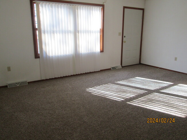 Large bright living room - 3510 Plum St