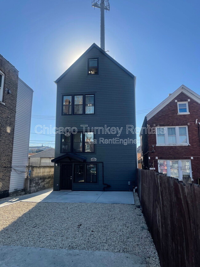 Building Photo - 2336 S Troy St