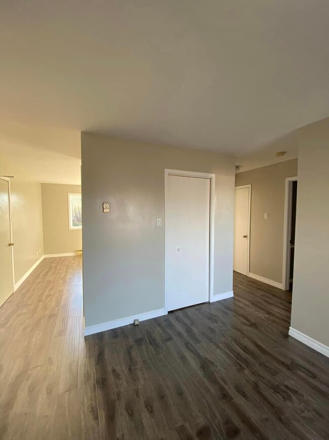 Photo du bâtiment - 450 Raymond Ave