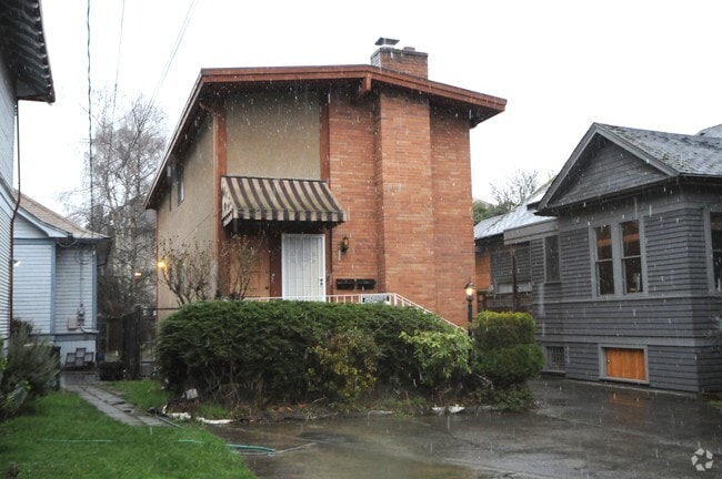 Building Photo - 120-126 10th Ave E