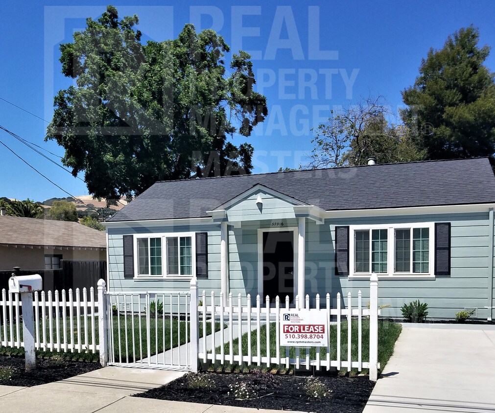 Primary Photo - Cutest Little Home in Picturesque Town of ...