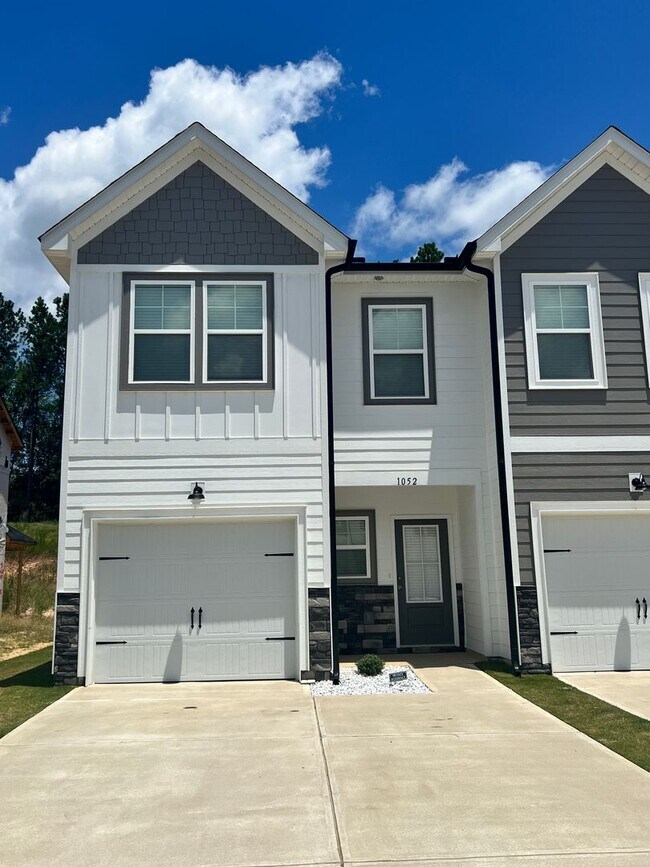Foto del edificio - 3BR/2.5 BATH Townhome with Garage & Fenced...