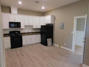 Building Photo - 621 W 2nd St