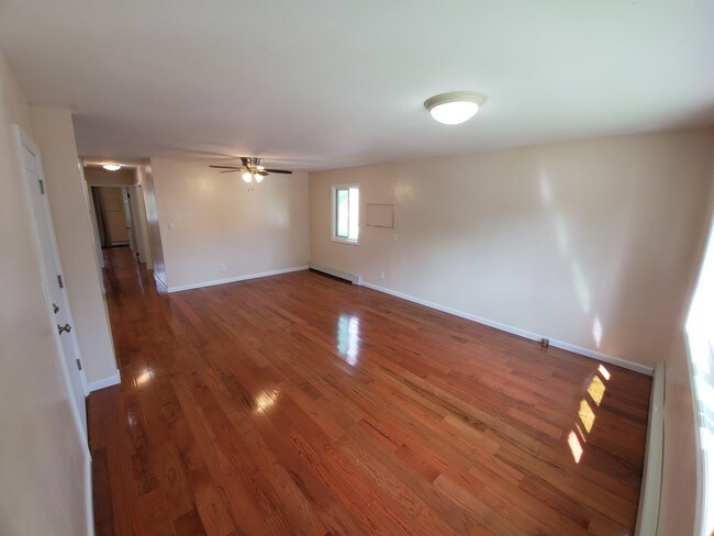 Spacious livingroom with hardwood floors - 216-21 102nd Ave