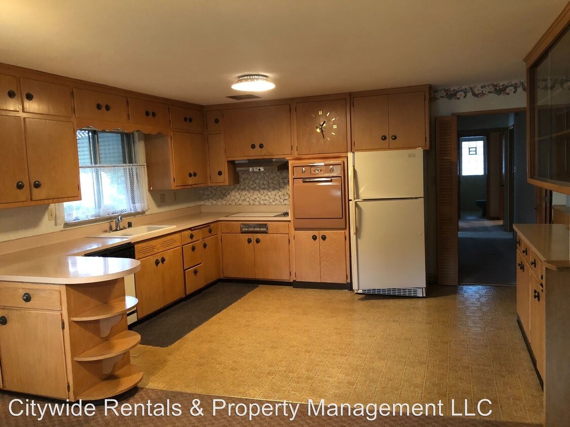 Primary Photo - 3 br, 2 bath Apartment - 3727 N 87th St