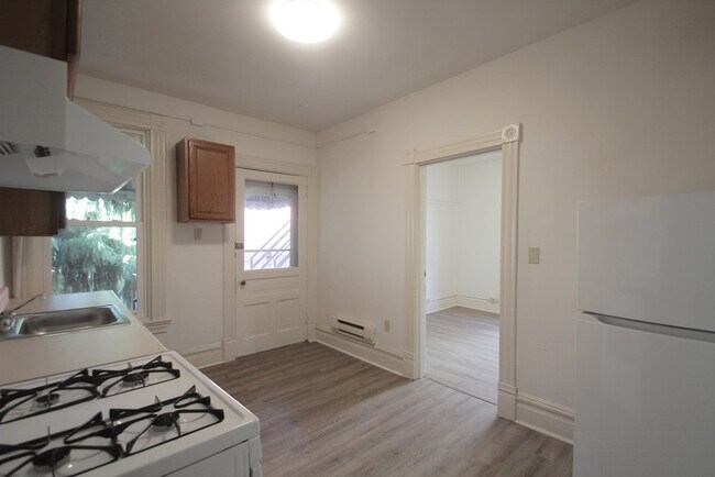 Building Photo - 429 Kelly Ave