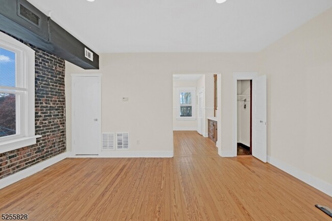 Building Photo - 123 Morris St