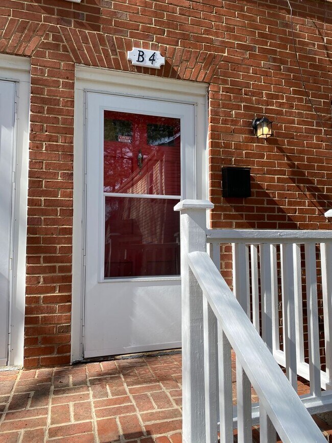 Foto del edificio - Fantastic End Unit Townhouse Near Duke