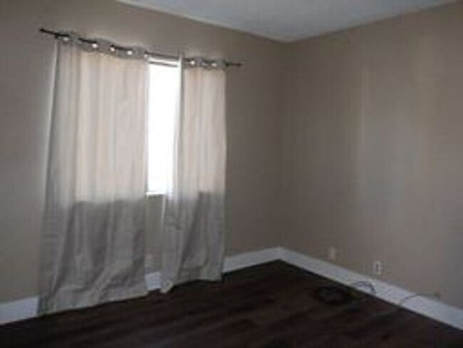 Building Photo - Charming 2nd floor townhome with large, co...