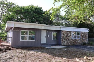 Building Photo - 7915 NW 73rd Ave
