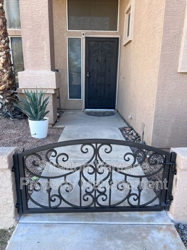 Foto del edificio - 921 N Red Rock St
