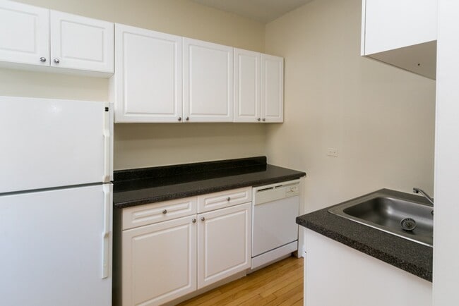 Building Photo - 559 W Aldine Ave