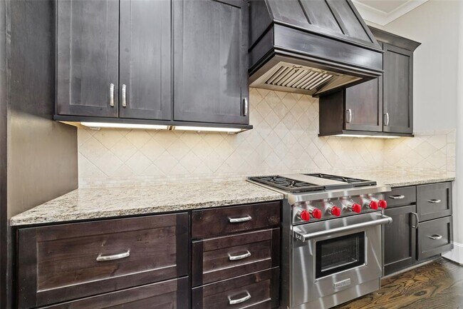 Building Photo - 890 Rosastone Trail