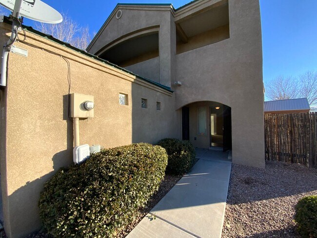 Building Photo - Beautiful Custom Home! 2 Bedrooms + Office...