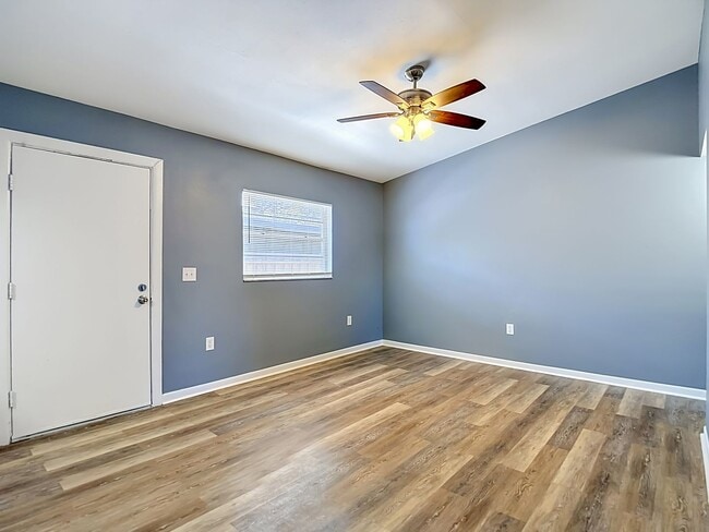 Building Photo - 65th Terrace N - Triplex