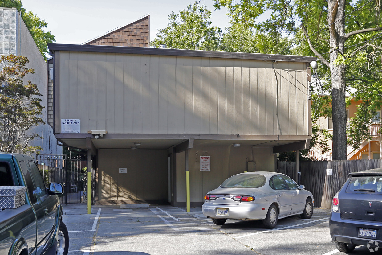 Building Photo - 2821 G St
