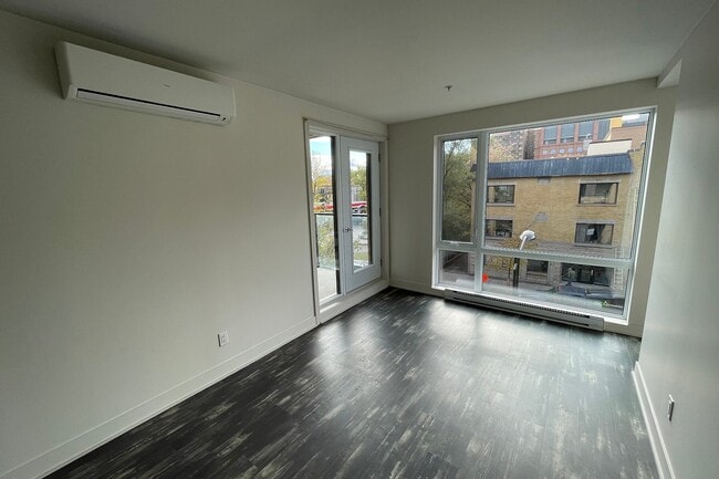 Building Photo - 2085 Av. Papineau