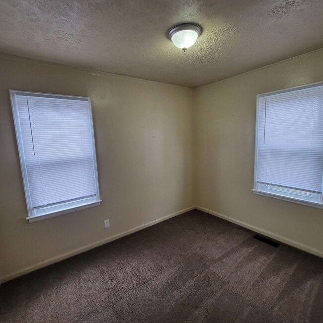 Photo - 2/1 with garage/workshop combo (has working electricity) Apartment