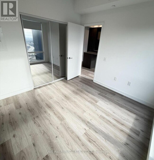 Photo du bâtiment - 395 Square One Dr