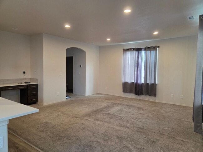 Foto del edificio - 2-story 3 bed 2.5 bath with garage