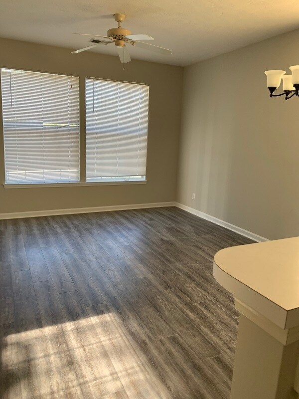Building Photo - 468 River Oaks Dr